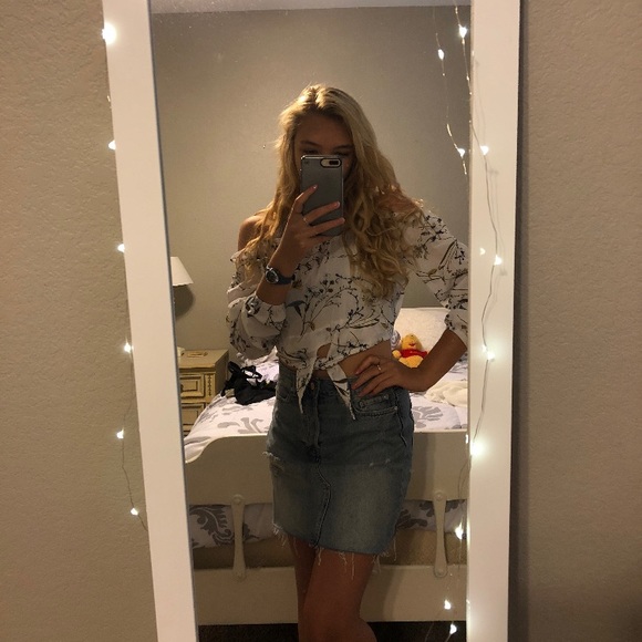 Tops - 🌼Off the shoulder blouse🌼